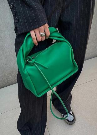 Небольшая сумка кроссбоди на руку зеленая стильная