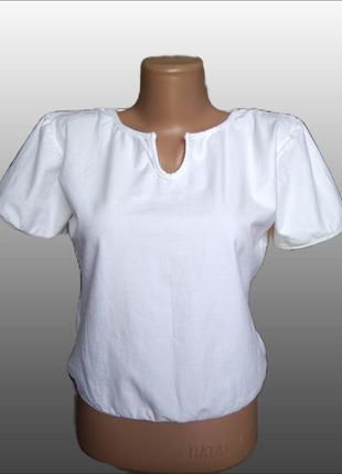 Базова біла бавовняна футболка з короткими рукавами і цікавим ...