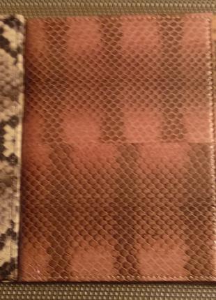 Обкладинка на паспорт зі натуральної шкіри змії.