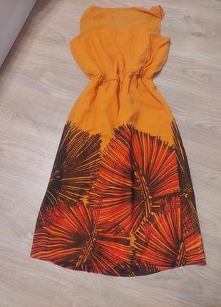 Яркое оранжевое платье миди с тропическим принтом