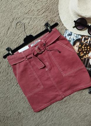 Шикарная короткая джинсовая юбка с карманами и поясом -кольцом