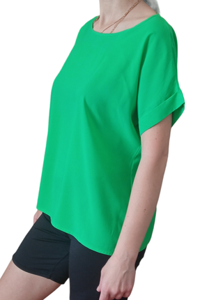 Зеленая блуза с коротким рукавом