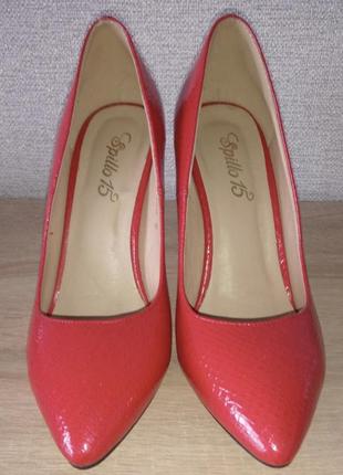 Новые ярко-красные кожаные туфли фирмы vitto rossi