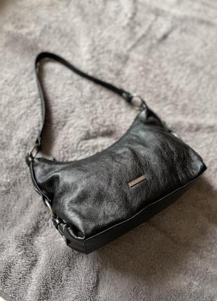 Черная кожаная сумка с ручкой и серебристой фурнитурой