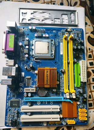 Комплект Gigabyte GA-G31M-ES2L с процессором Е3300.