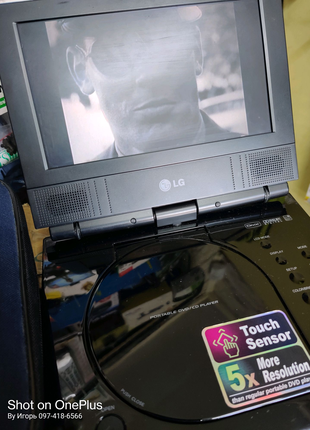Портативний DVD-плеєр LG DP281B