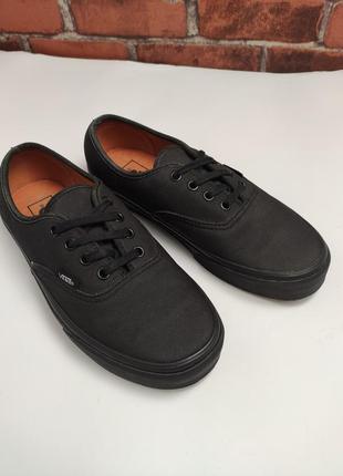 Базовые черные кеды vans