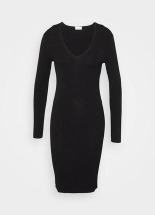 Черное длинное платье