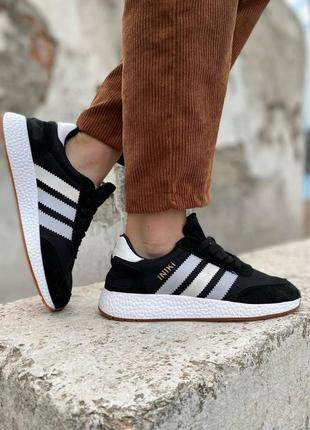 Женские кроссовки adidas iniki черно белые