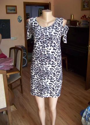 Леопардовое бежево-коричневое прямое платье мини с разрезами н...