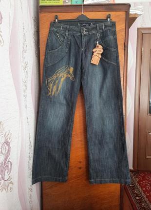 Широкие джинсы с рисунком