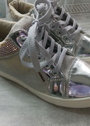 Жіночі, сріблясті кросівки на шнурках з блискавкою