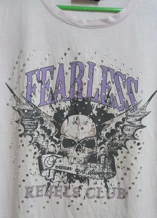 Крутая байкерская футболка с черепом и стразами fearless