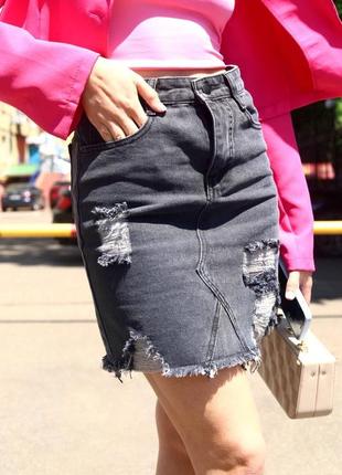 Джинсовая мини юбка с дирками темно серая