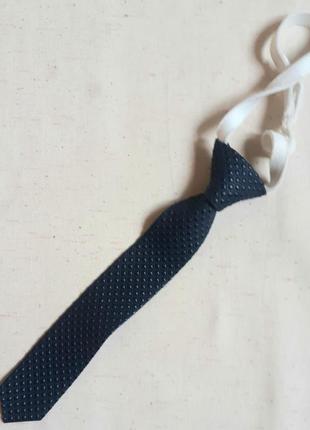 Нарядный черный кожаный галстук с объемным рельефом на дошколь...