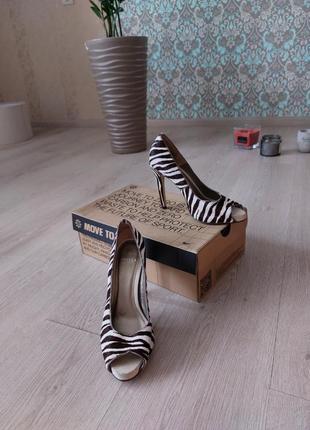 Туфли лодочки на каблуке с принтом зебра carvela, 38 размер