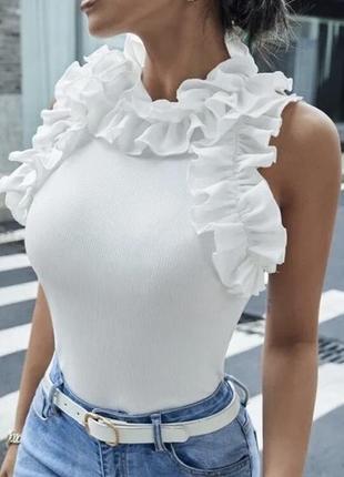 Біла блуза-сорочка з оборками в стилі бохо