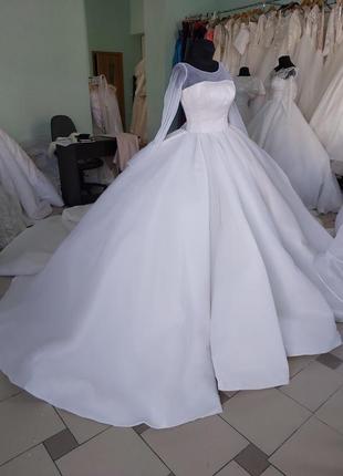 Очень пышное свадебное платье