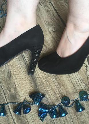 Черные замшевые туфли 23,5 см tamaris