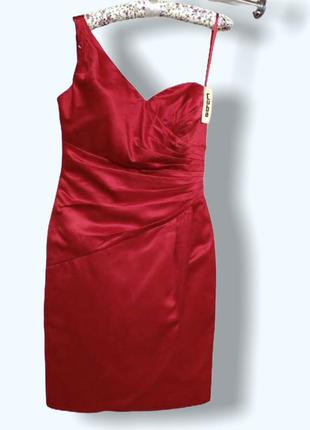 Атласное красное платье футляр с оголенным плечом