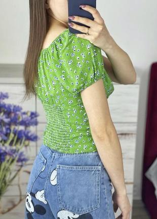 Нежный зеленый топ блуза с декольте и цветочным принтом s m шт...