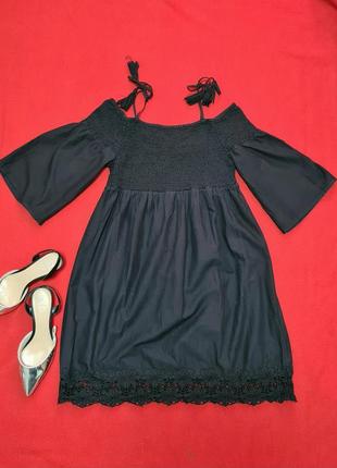 Летнее платье сарафан с открытыми плечами и вышивкой ришелье