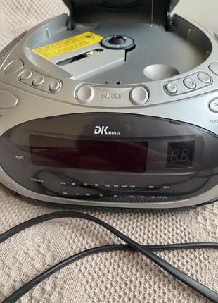 Переносний програвач CD,FM з годинником.