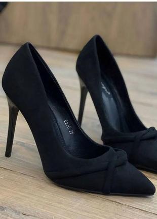 Чорні туфлі на шпильці