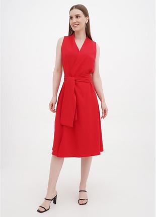 Красное приталенное платье на запах с пышной юбкой