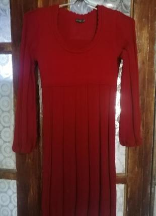 Красное трикотажное вязаное платье.