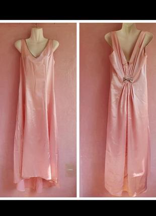 Нежное розовое платье с украшениями