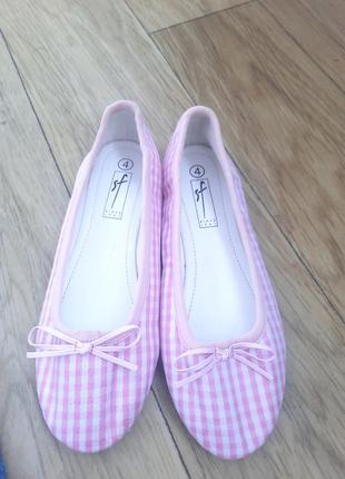 Ніжно рожеві балетки в білу клітинку туфлі черевики сліпони ло...