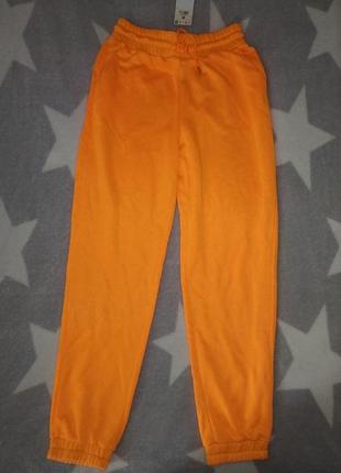 Яркие оранжевые спортивные штаны