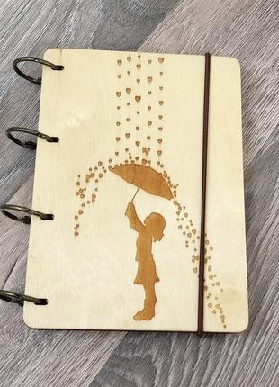 Блокнот дерев'яний під дощем під парасолькою обкладинка з фане...