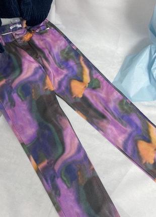 Яркие фиолетовые джинсы na-kd
