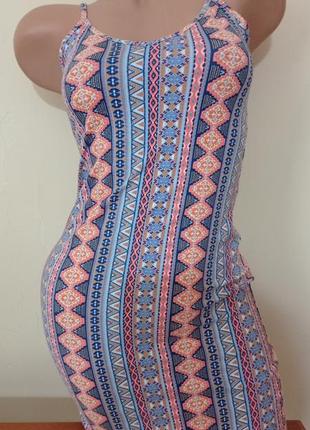 Трикотажное приталенное платье с орнаментом
