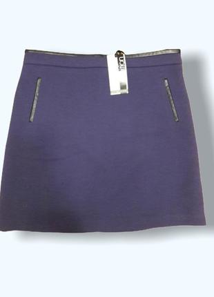 Темно фиолетовая юбка из плотной ткани с кожаными вставками
