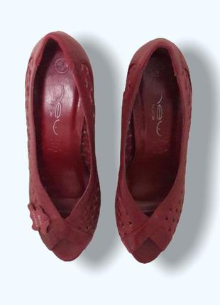 Кожаные туфли из перфорированной кожи с открытым носком