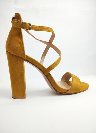 Горчично-желтые босоножки на высоком каблуке