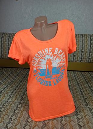 Яркая оранжевая лёгкая женская футболка.