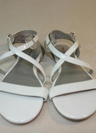 Белые лаковые босоножки сандалии на тонкой подошве