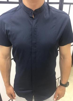 Мужская рубашка с коротким рукавом приталенная