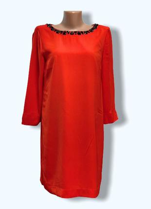 Красное платье прямого кроя с украшением на шее и оригинальной...