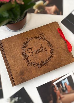 Семейный альбом для фотографий из деревянной обложкой "Family"...