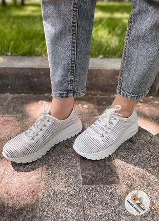 Білі легкі кросівки з натуральної шкіри з перфорацією жіноче п...