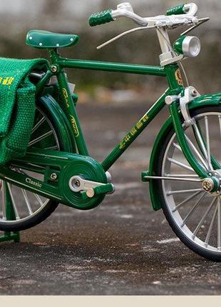 Модель городского ретро велосипеда с сумкой и насосом. масштаб...
