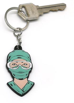 Медицинский брелок медицина доктор врач хирург в зеленом костю...