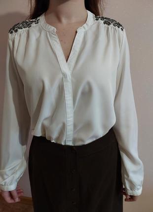 Блуза украшена вышивкой из бисера 46-48 размера