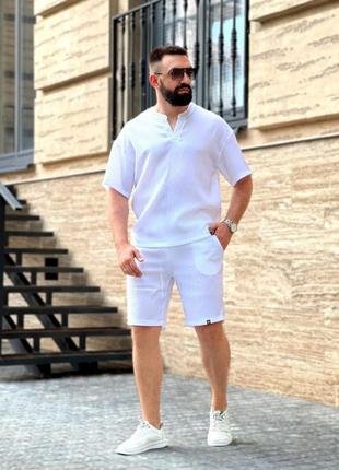 Белый костюм мужской :футболка + шорты.