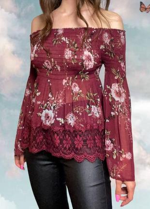 Бордовая цветочная блуза с открытыми плечами